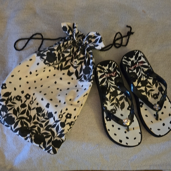 Brighton Shoes - Brighton AUTHENTIC Black & White Floral Flip Flops Matching Bag Low Wedge 8 NEW